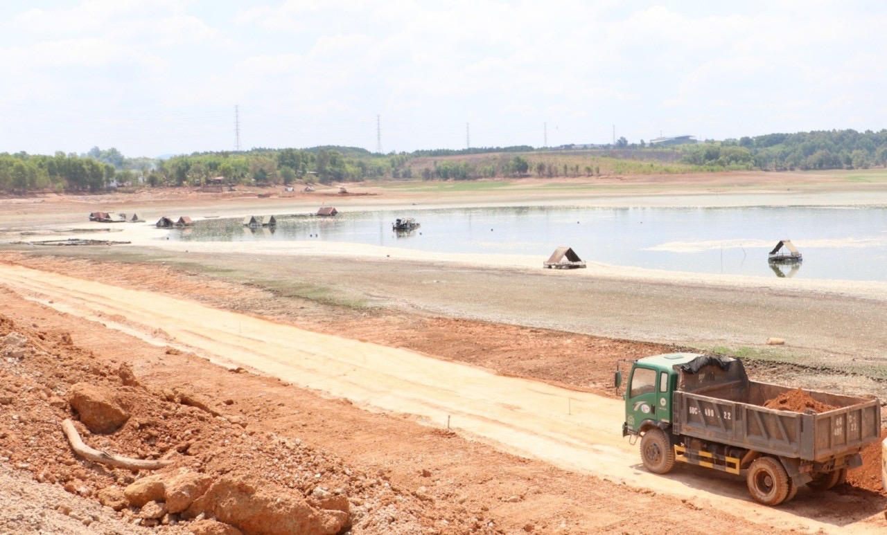 Đồng Nai: Khoảng 200 tấn cá chết trắng trên hồ chứa nước Sông Mây