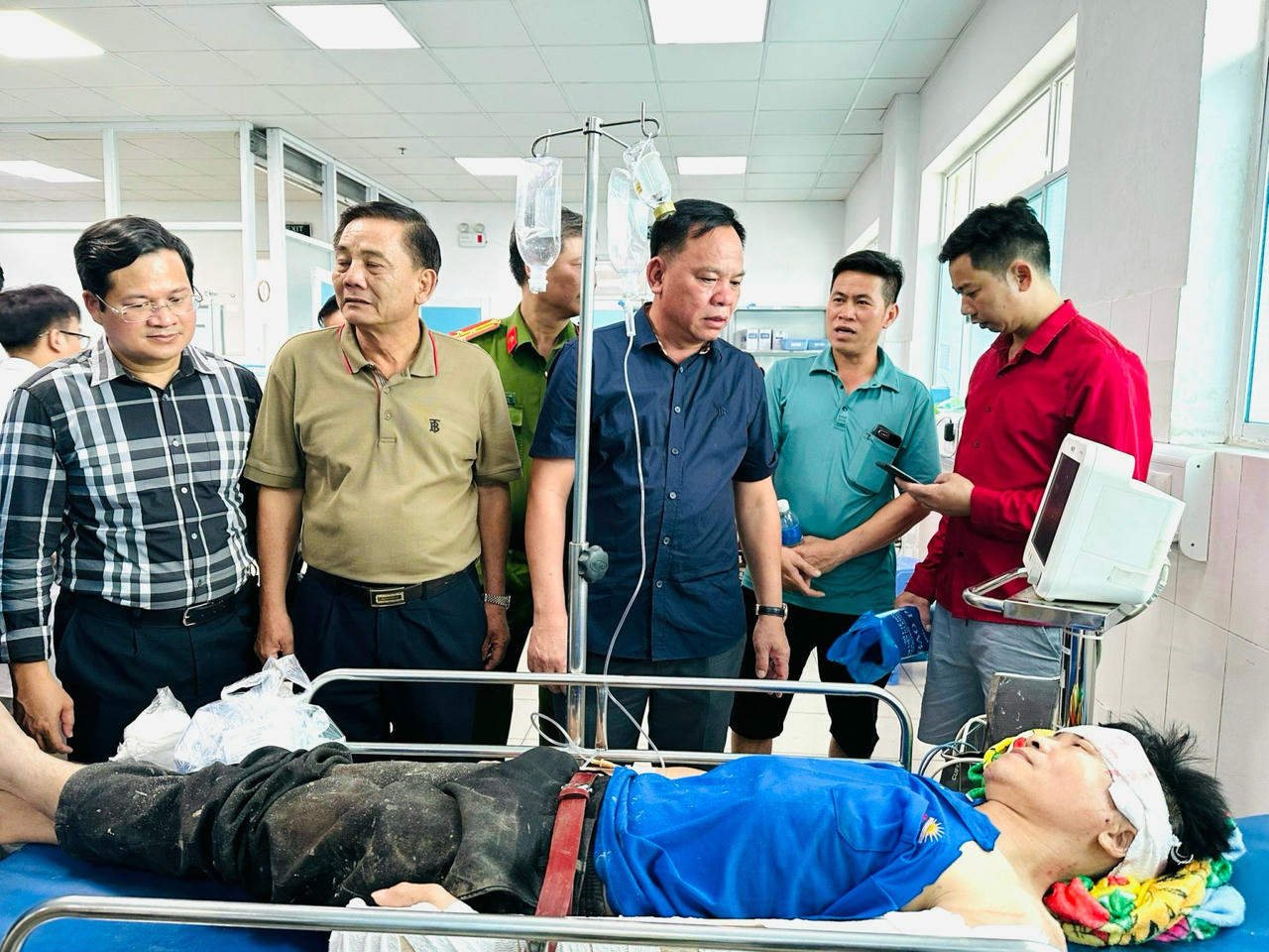 Lãnh đạo tỉnh Đồng Nai đến thăm hỏi các công nhân bị thương tại bệnh viện