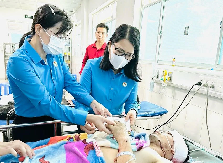 Lãnh đạo tỉnh Đồng Nai đến thăm hỏi các công nhân bị thương tại bệnh viện