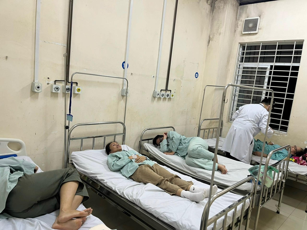 Ngộ độc nghi do ăn bánh mì tại Long Khánh (Đồng Nai), 328 người nhập viện