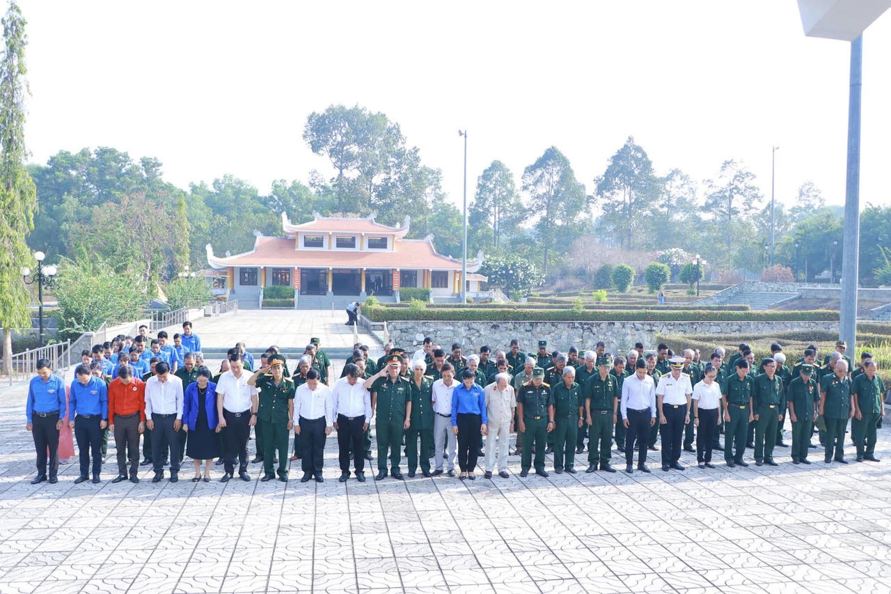 Thế hệ trẻ Bình Dương gặp gỡ, giao lưu với cựu chiến binh Điện Biên 