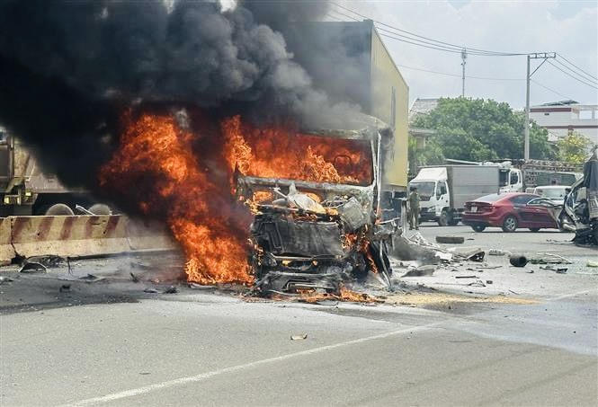 Bình Phước: Container gây tai nạn liên hoàn rồi bốc cháy, nhiều người bị thương nặng