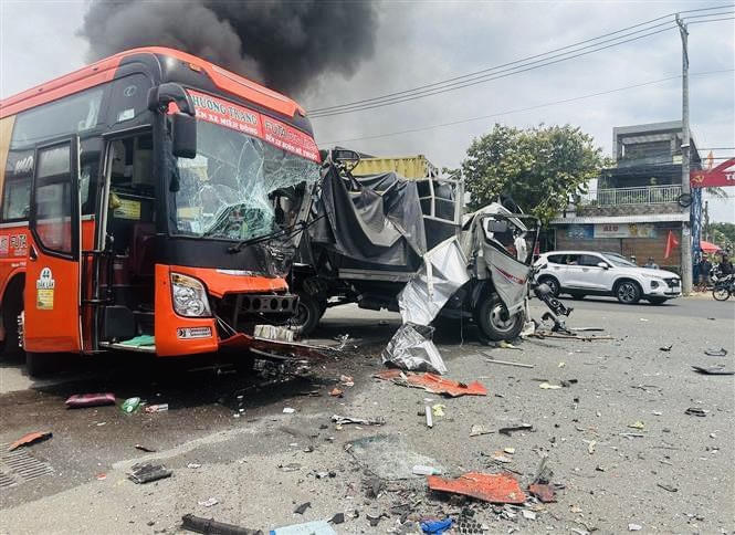 Bình Phước: Container gây tai nạn liên hoàn rồi bốc cháy, nhiều người bị thương nặng