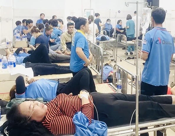 Khoảng 100 công nhân nhập viện sau bữa ăn chiều