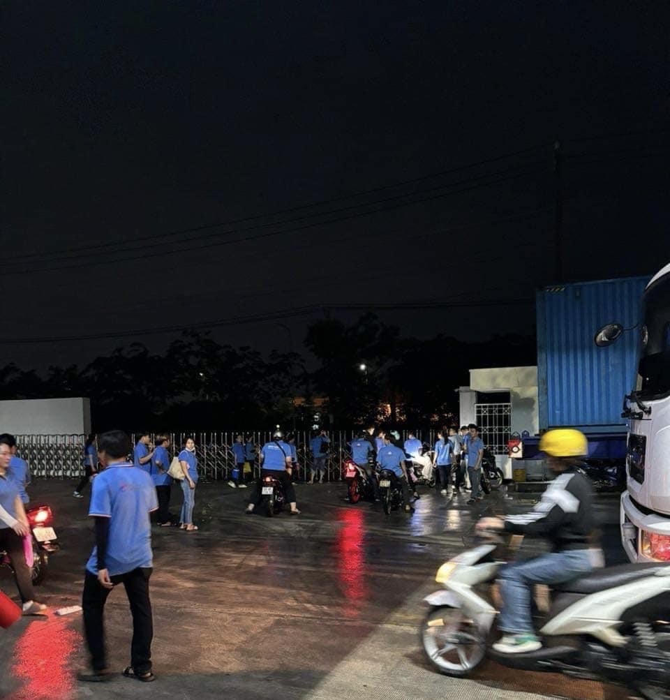 Khoảng 100 công nhân nhập viện sau bữa ăn chiều