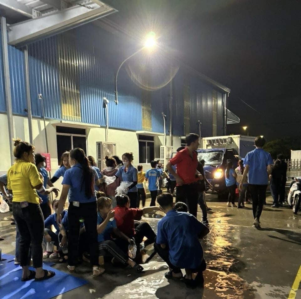 Khoảng 100 công nhân nhập viện sau bữa ăn chiều