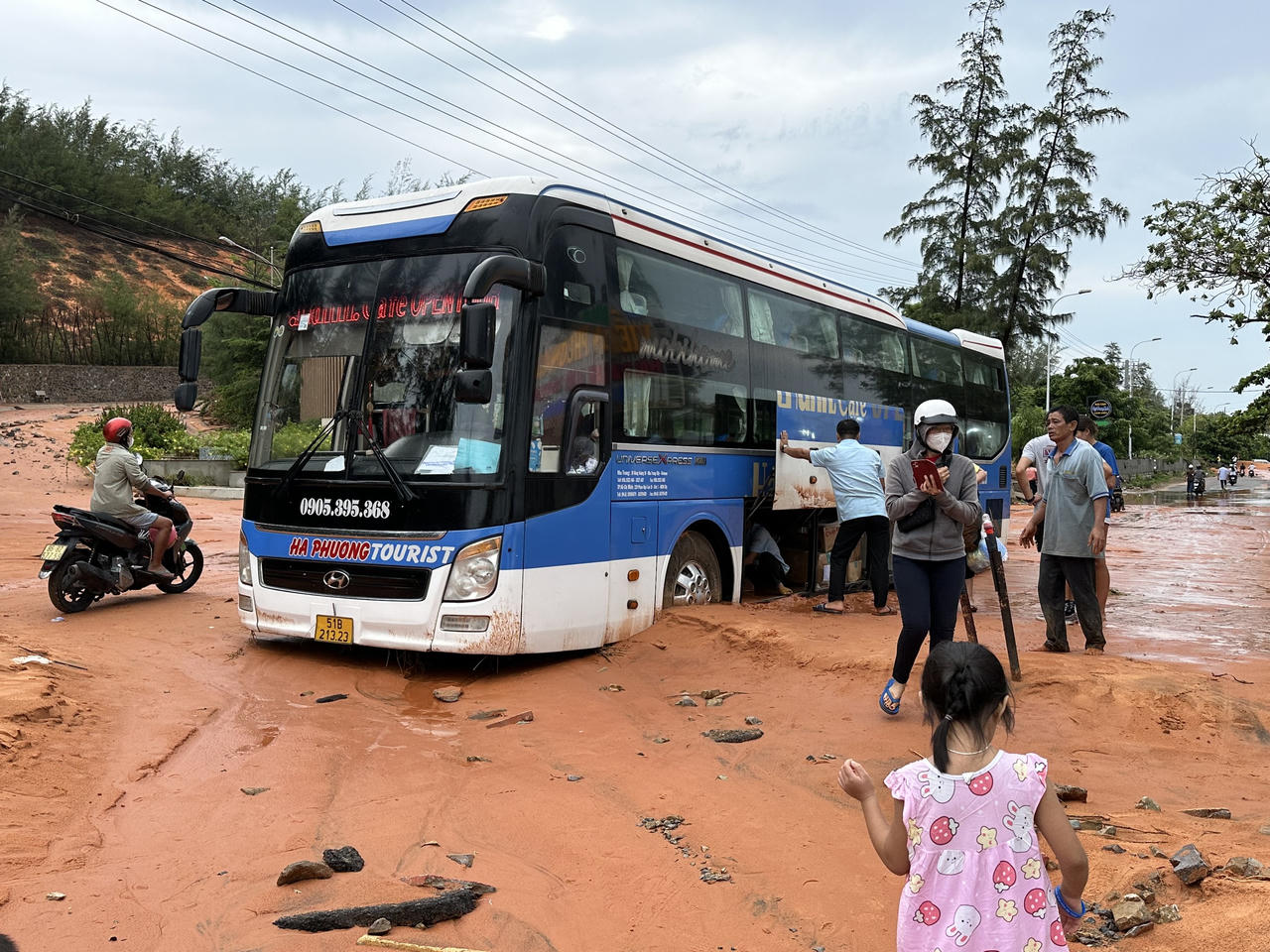 Lũ cát đỏ vùi lấp nhiều ô tô, xe máy tại Phan Thiết