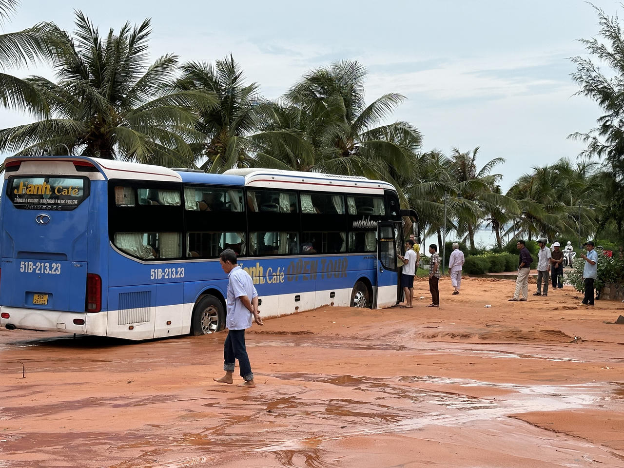 Lũ cát đỏ vùi lấp nhiều ô tô, xe máy tại Phan Thiết