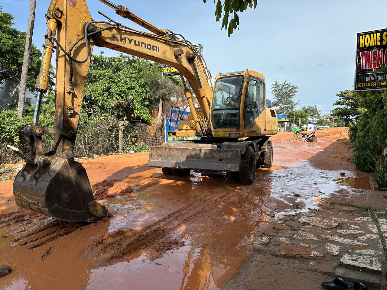 Lũ cát đỏ vùi lấp nhiều ô tô, xe máy tại Phan Thiết