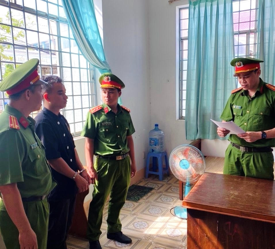 Bắt tạm giam thợ hàn bất cẩn làm cháy 11 tàu cá 