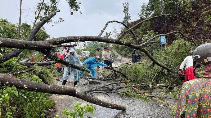 Mưa lớn kèm lốc xoáy, lở đá ở Bình Phước khiến một học sinh bị thương