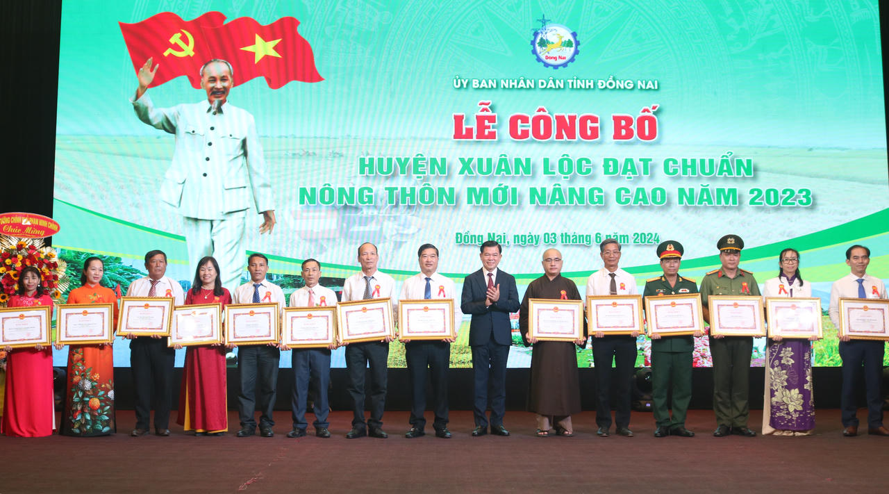 Phó Thủ tướng Trần Lưu Quang trao quyết định đạt chuẩn 'Nông thôn mới nâng cao' cho huyện Xuân Lộc