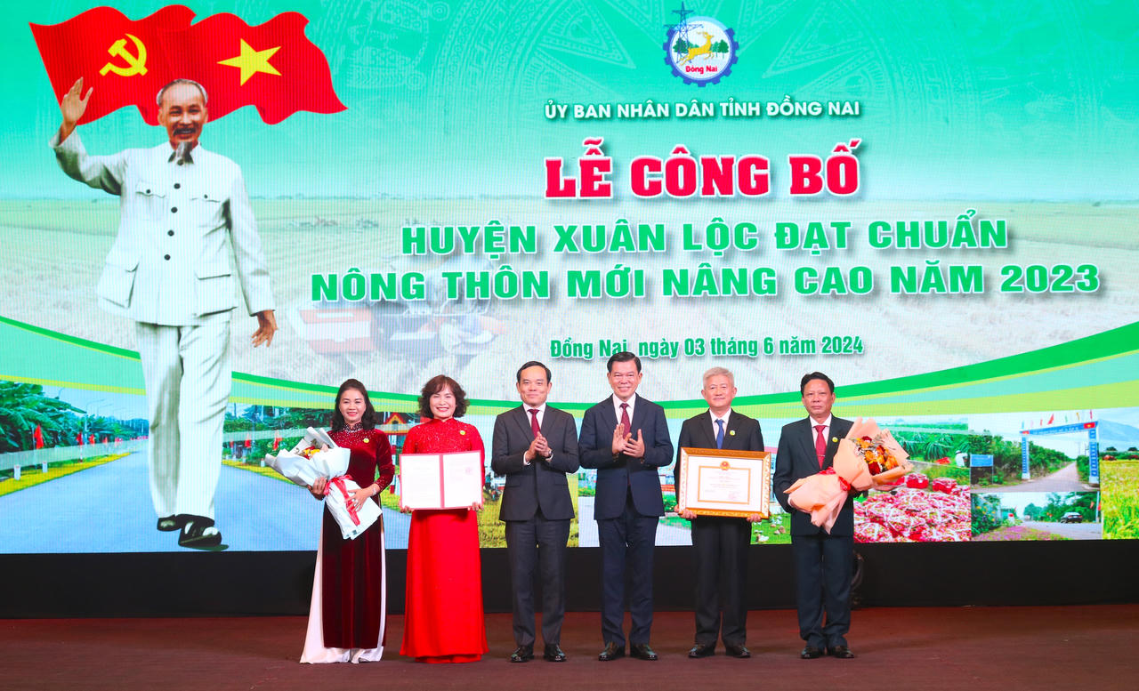 Phó Thủ tướng Trần Lưu Quang trao quyết định đạt chuẩn 'Nông thôn mới nâng cao' cho huyện Xuân Lộc