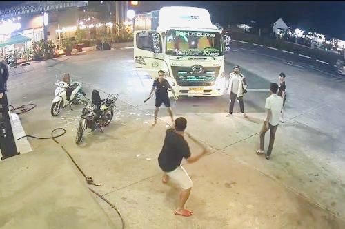 Điều tra vụ ẩu đả bằng hung khí tại cây xăng