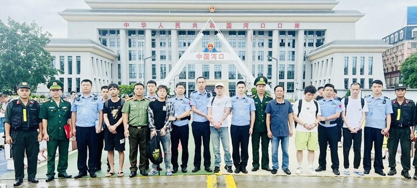 Trao trả 5 công dân Trung Quốc nhập cảnh trái phép vào Việt Nam 