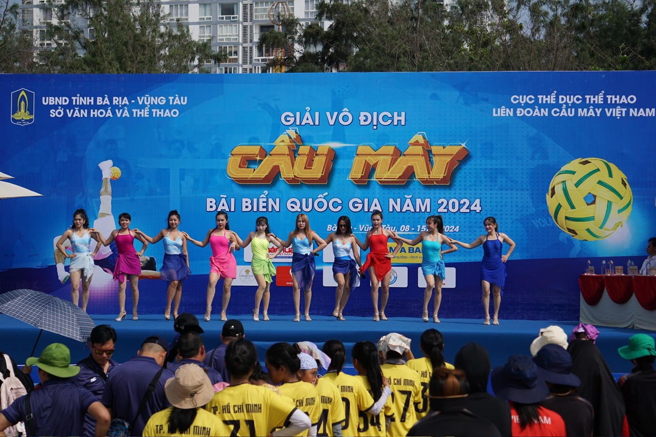 Tưng bừng khai mạc Giải vô địch Cầu mây bãi biển quốc gia năm 2024