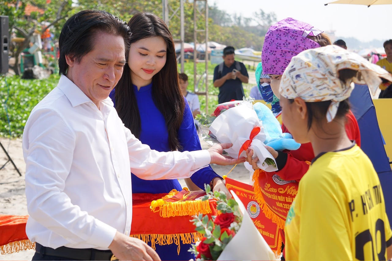 Tưng bừng khai mạc Giải vô địch Cầu mây bãi biển quốc gia năm 2024