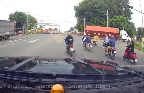 Xe đầu kéo lật ngang khi rẽ, suýt đè trúng người đi xe máy