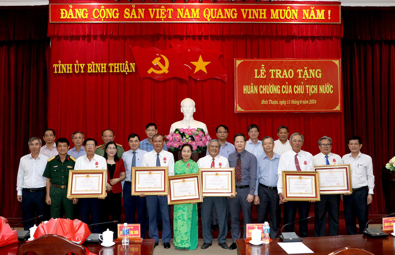 Trao tặng huân chương của Chủ tịch nước cho nguyên cán bộ lãnh đạo tỉnh Bình Thuận
