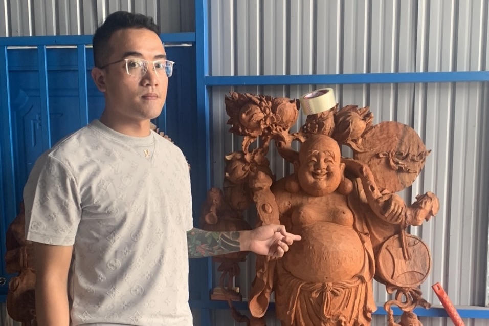 Tạm giữ hình sự đối tượng lừa đảo bán hàng gỗ mỹ nghệ