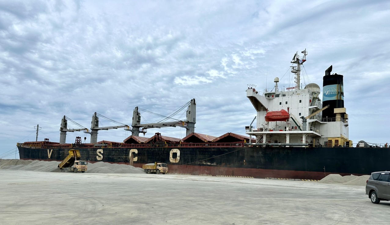 Đón tàu lớn chở 40 ngàn tấn cát xây dựng từ Cảng Cà Ná đi Singapore