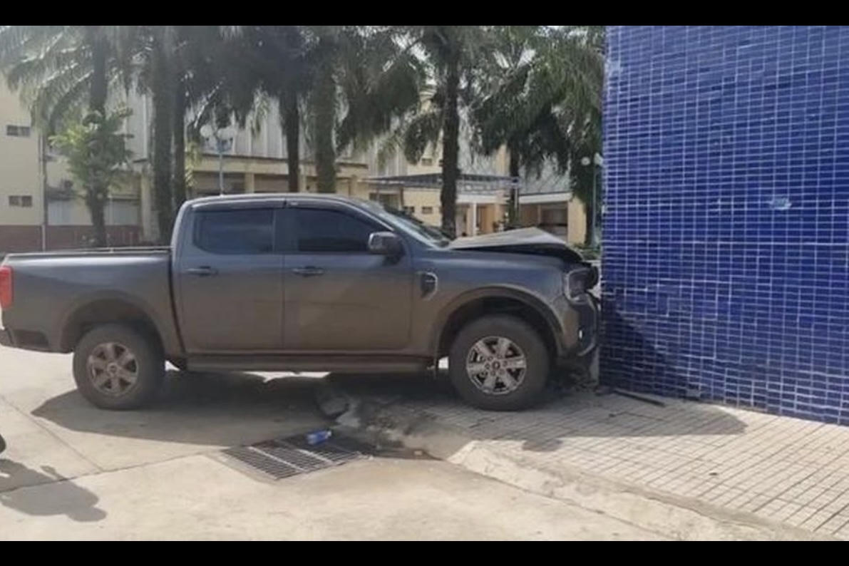 Nam bệnh nhân bất ngờ lái ô tô lao vào tường bệnh viện