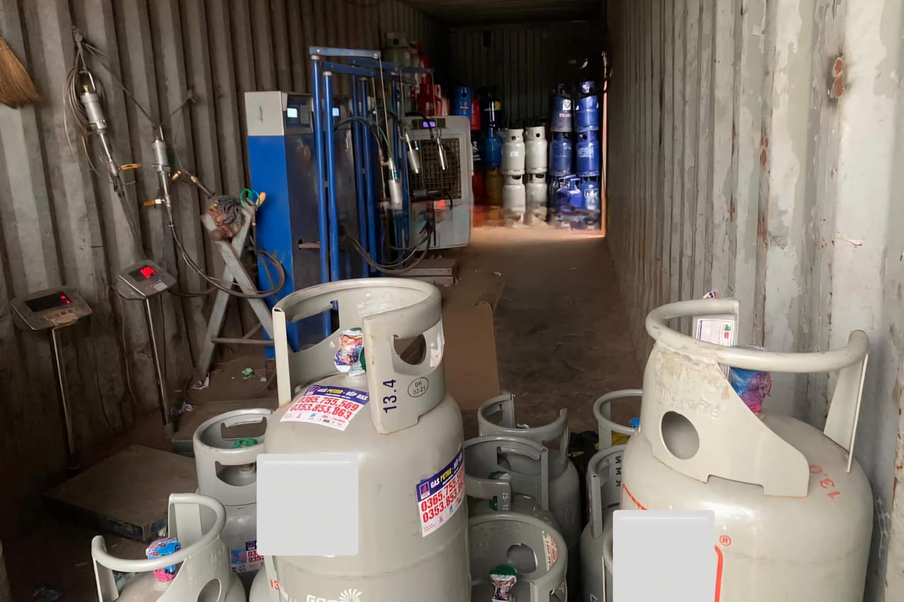 Phát hiện một cơ sở sang chiết gas trái phép núp trong thùng container