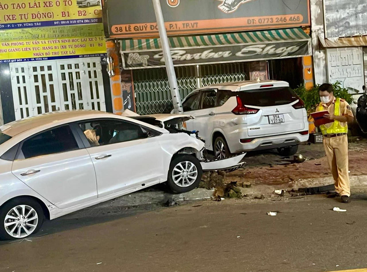 Nữ tài xế lái ô tô con tông loạt xe dừng đèn đỏ, 2 người chết, nhiều người bị thương