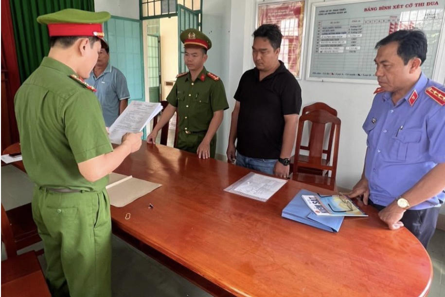 Khởi tố một Phó Giám đốc về tội “Giả mạo trong công tác”