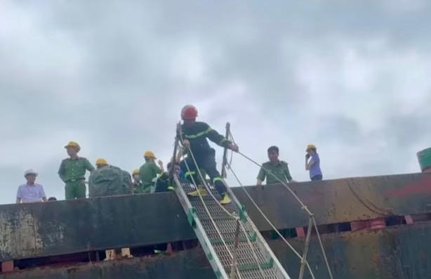 Hai công nhân tử vong trong hầm xà lan neo đậu tại cảng Hà Lộc