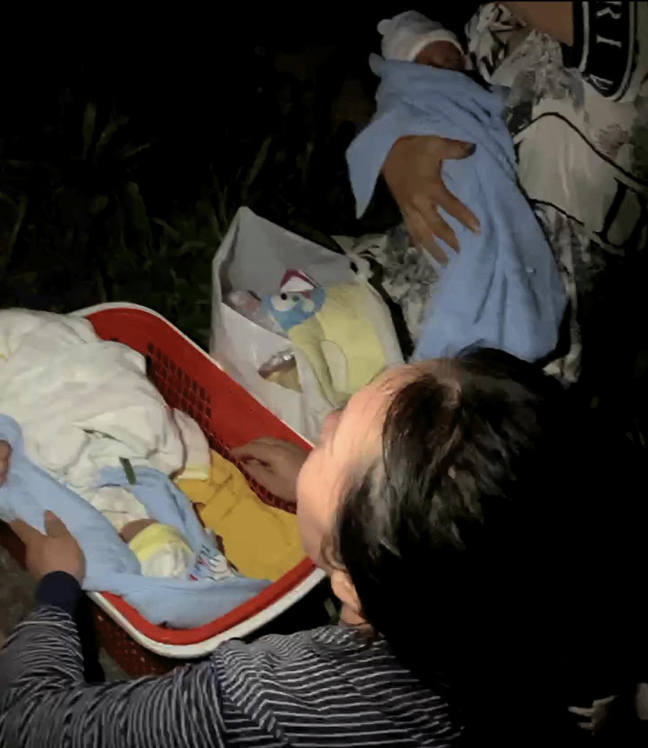 Hai bé trai sinh đôi bị bỏ bên đường