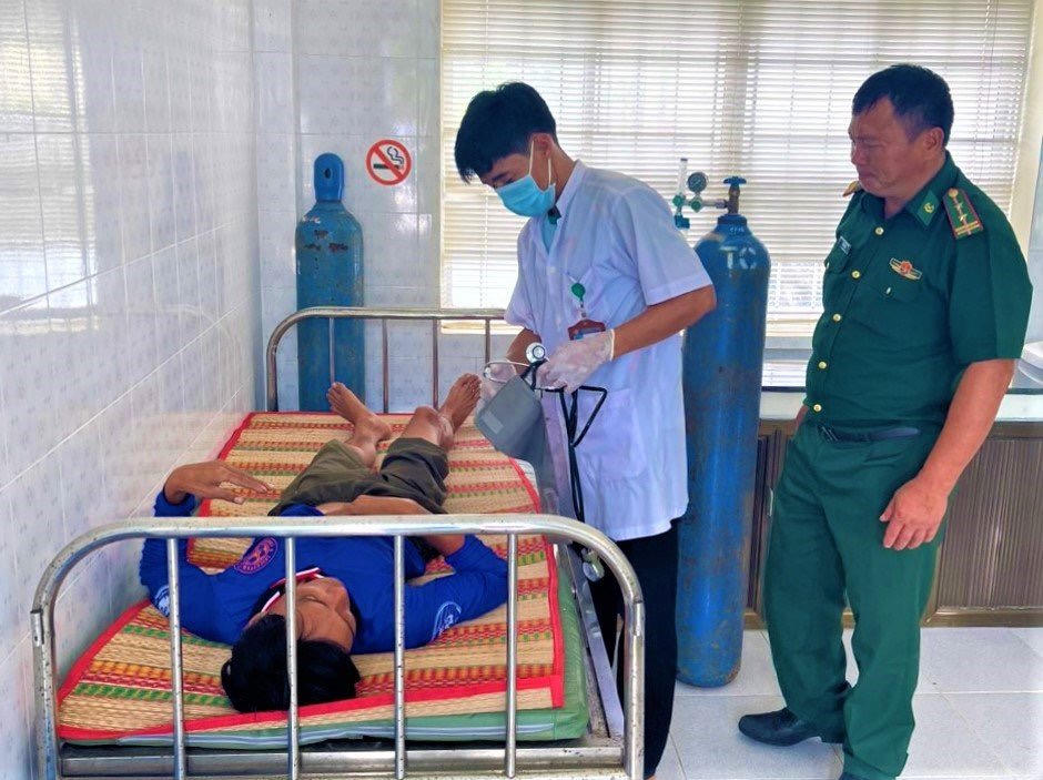 Cứu sống 5 ngư dân bị nạn trên vùng biển Côn Đảo