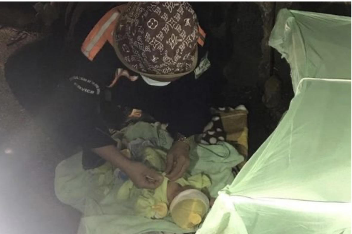 Một bé sơ sinh bị bỏ rơi gần cổng chùa