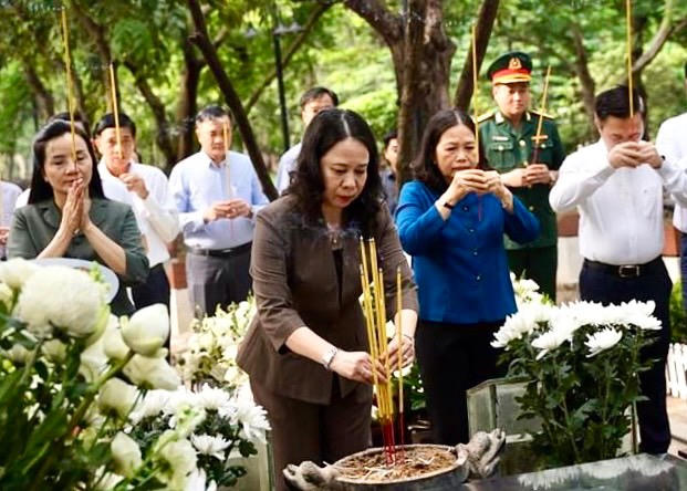 Phó Chủ tịch nước viếng Nghĩa trang Hàng Dương và tặng quà gia đình chính sách tại Côn Đảo