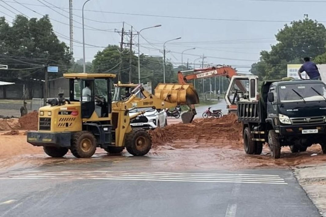 Cát đỏ sạt xuống đường đi Mũi Né, giao thông ách tắc