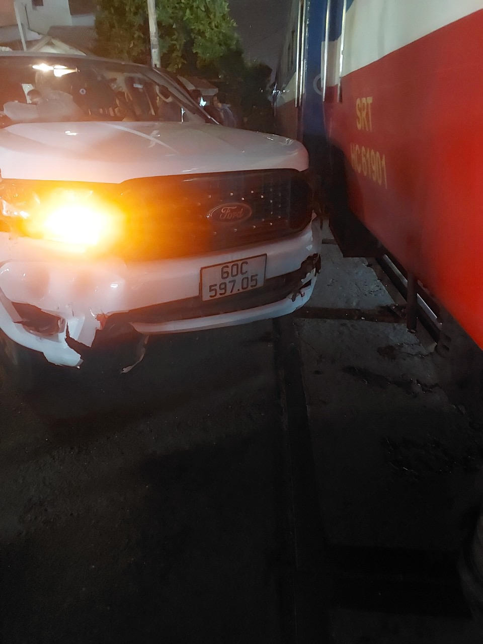 Xe bán tải va chạm với tàu hỏa tại Đồng Nai, 1 người tử vong