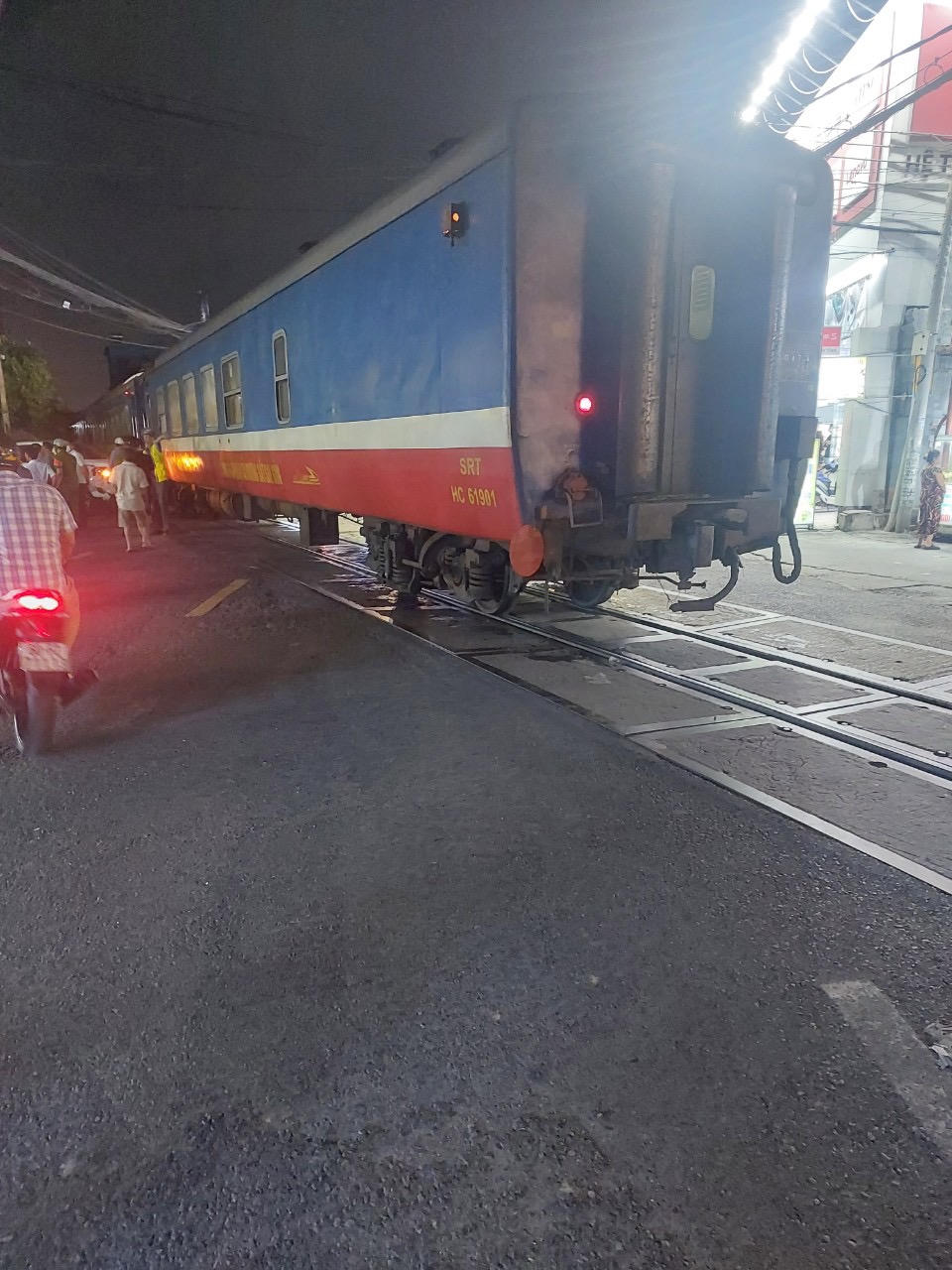 Xe bán tải va chạm với tàu hỏa tại Đồng Nai, 1 người tử vong