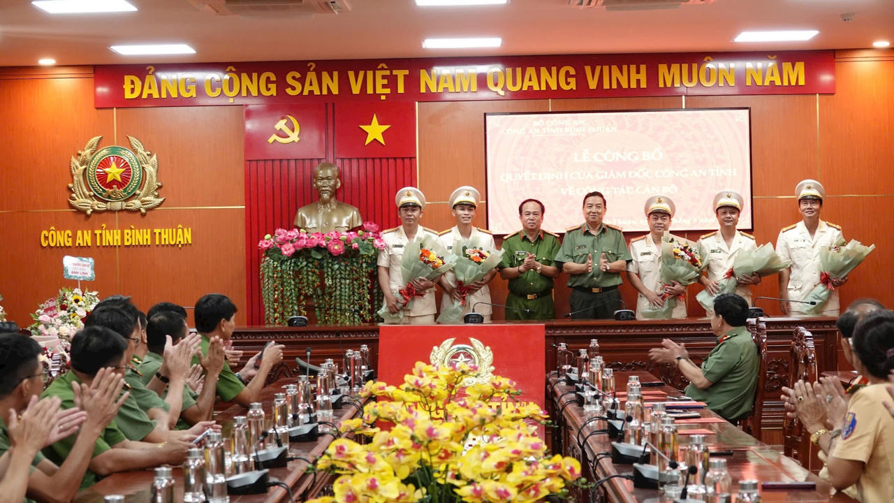 Công an tỉnh Bình Thuận trao quyết định luân chuyển hàng loạt lãnh đạo trực thuộc