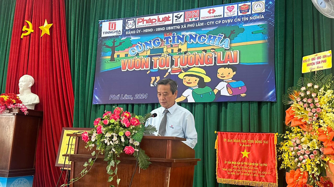 Báo Pháp Luật Việt Nam phối hợp tặng quà học sinh nghèo vượt khó tại Đồng Nai