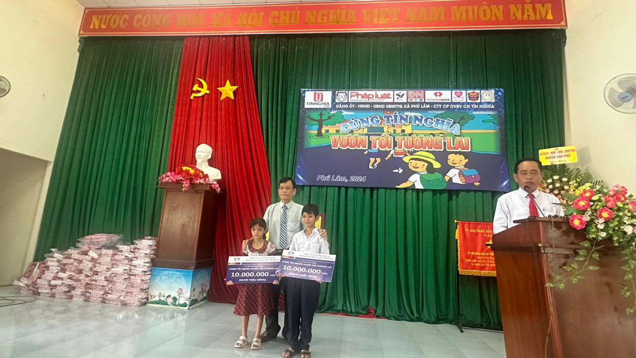 Báo Pháp Luật Việt Nam phối hợp tặng quà học sinh nghèo vượt khó tại Đồng Nai