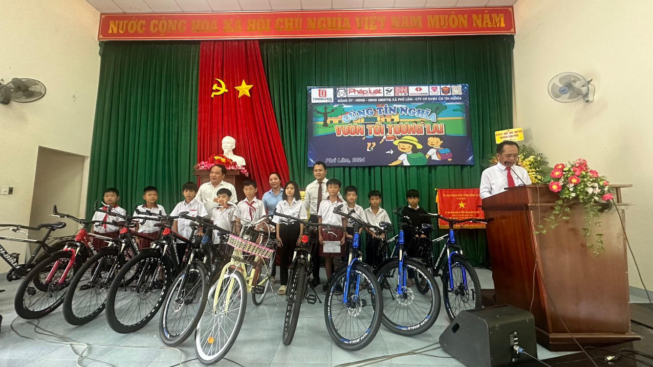 Báo Pháp Luật Việt Nam phối hợp tặng quà học sinh nghèo vượt khó tại Đồng Nai