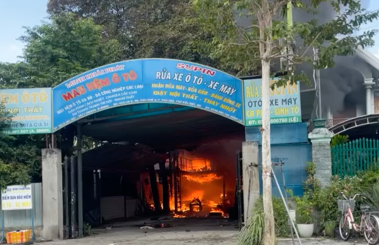 Bình Dương: Cháy lớn tại tiệm nội thất ô tô