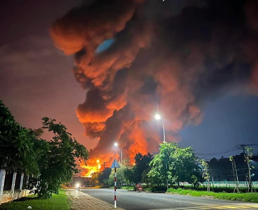 Cháy lớn trong đêm, Công ty Singmark Vina (Đồng Nai) chìm trong biển lửa