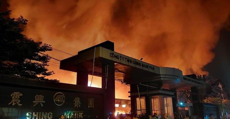 Cháy lớn trong đêm, Công ty Singmark Vina (Đồng Nai) chìm trong biển lửa