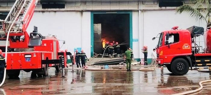 Cháy lớn tại xưởng chế biến hạt điều ở Bình Phước