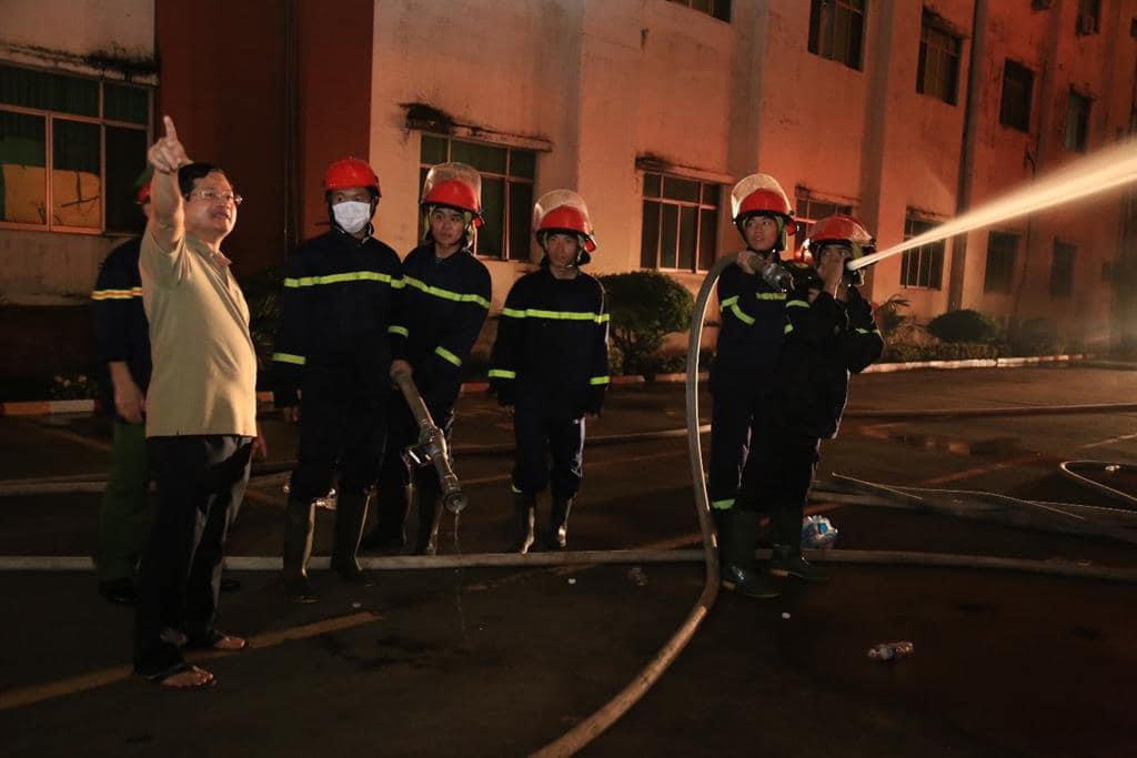 Trắng đêm dập tắt đám cháy cực lớn tại Đồng Nai