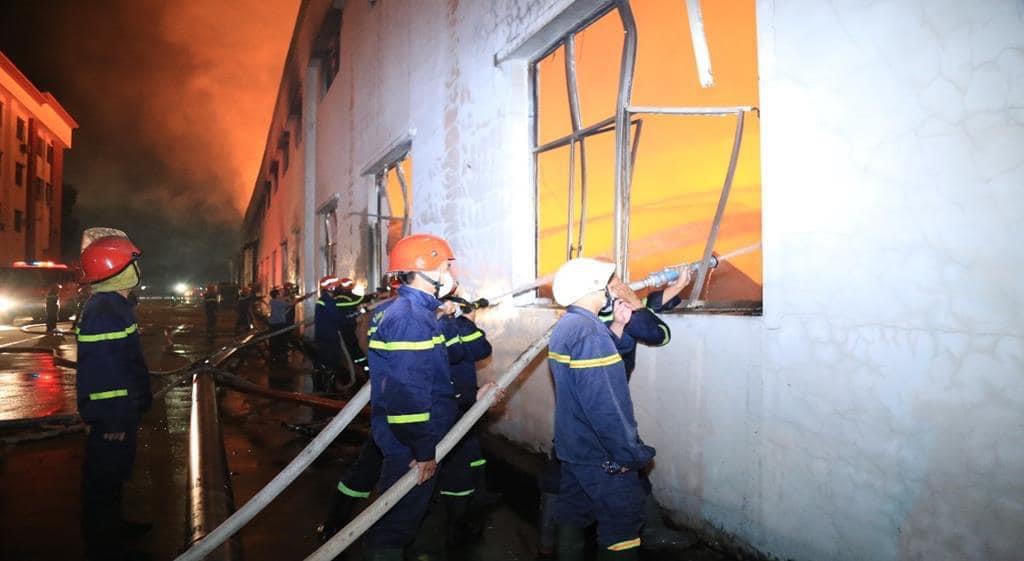 Trắng đêm dập tắt đám cháy cực lớn tại Đồng Nai