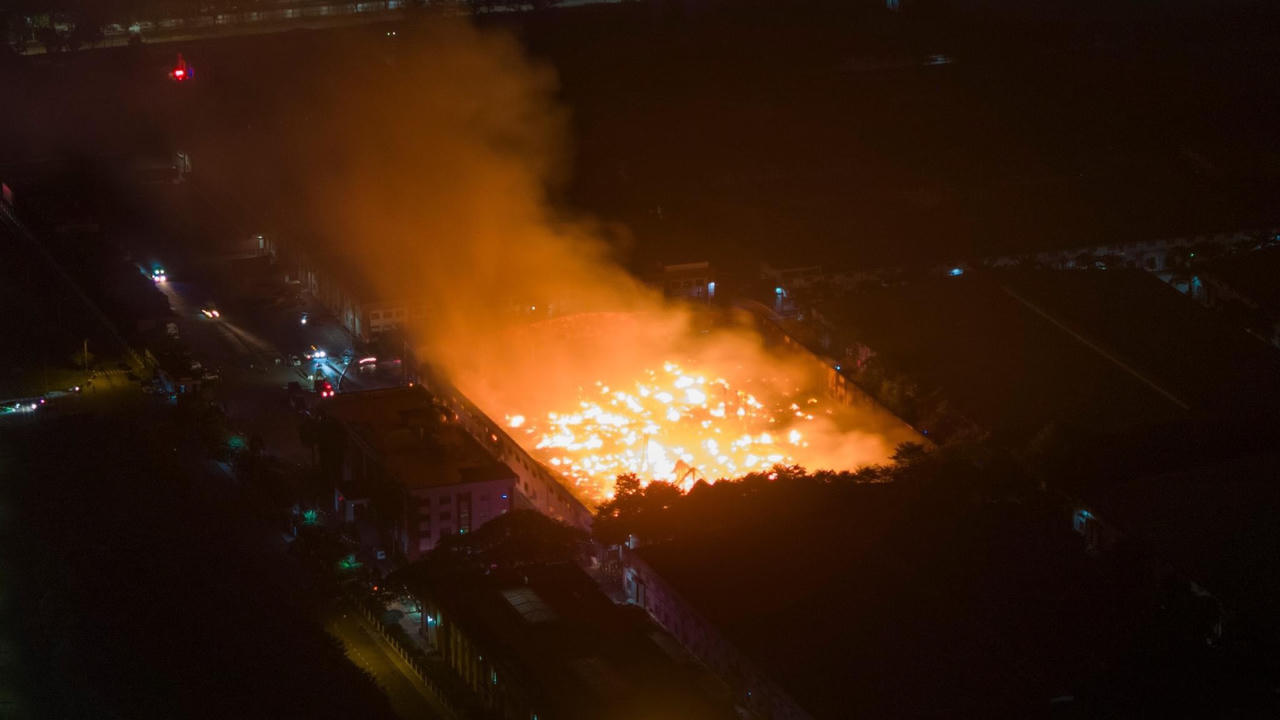 Hiện trường vụ cháy kho hàng tại Khu công nghiệp Bàu Xéo