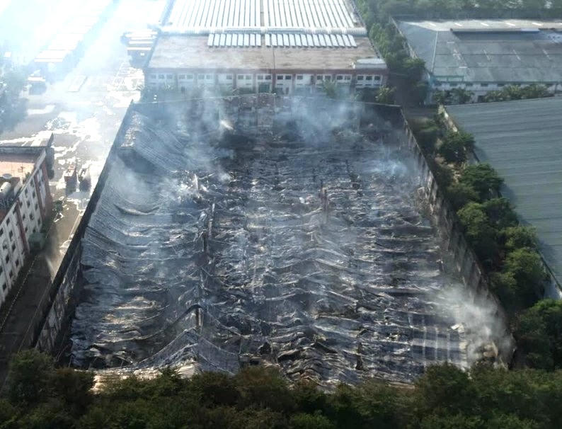 Hiện trường vụ cháy kho hàng tại Khu công nghiệp Bàu Xéo