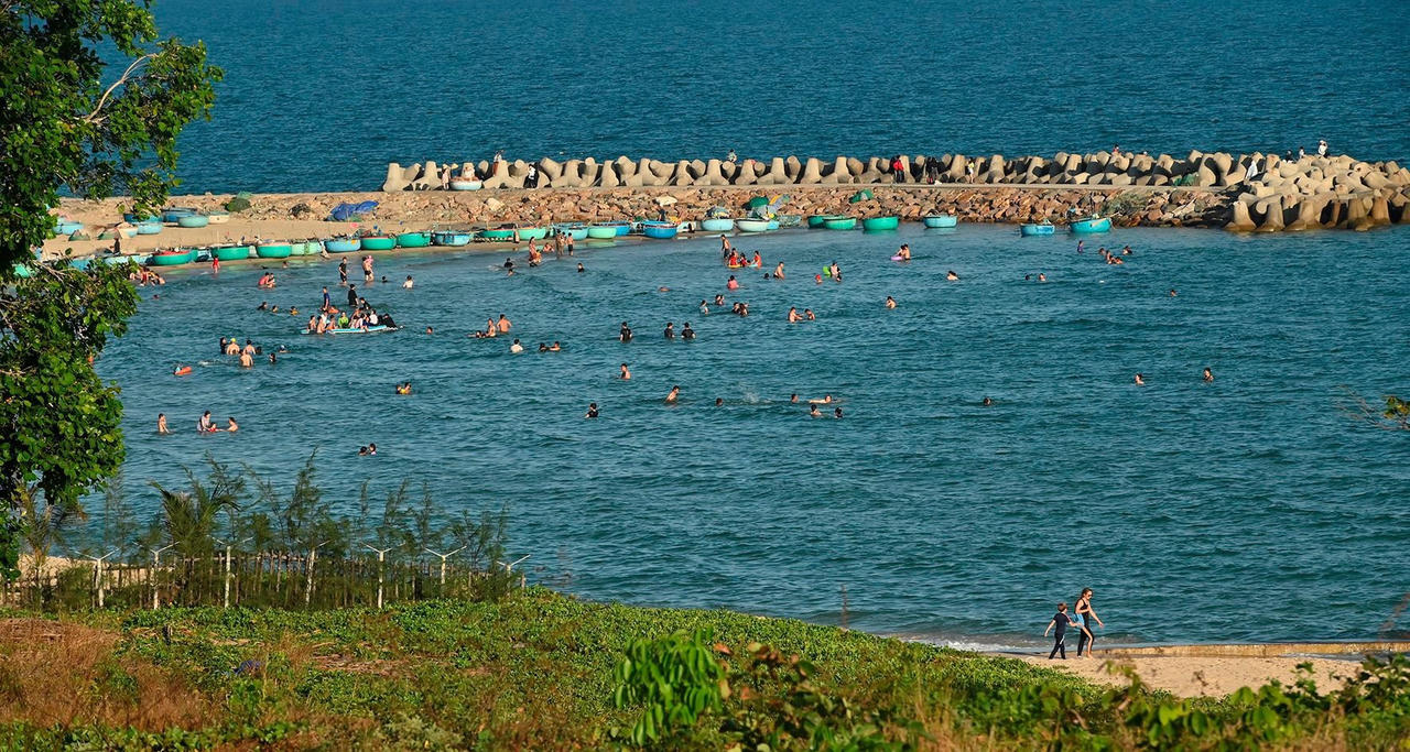 Bình Thuận: Một du khách tử vong khi bơi ra biển cứu con 